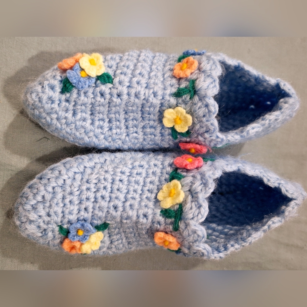 🌼LILLIAN VERNON crocheted slippers. OS